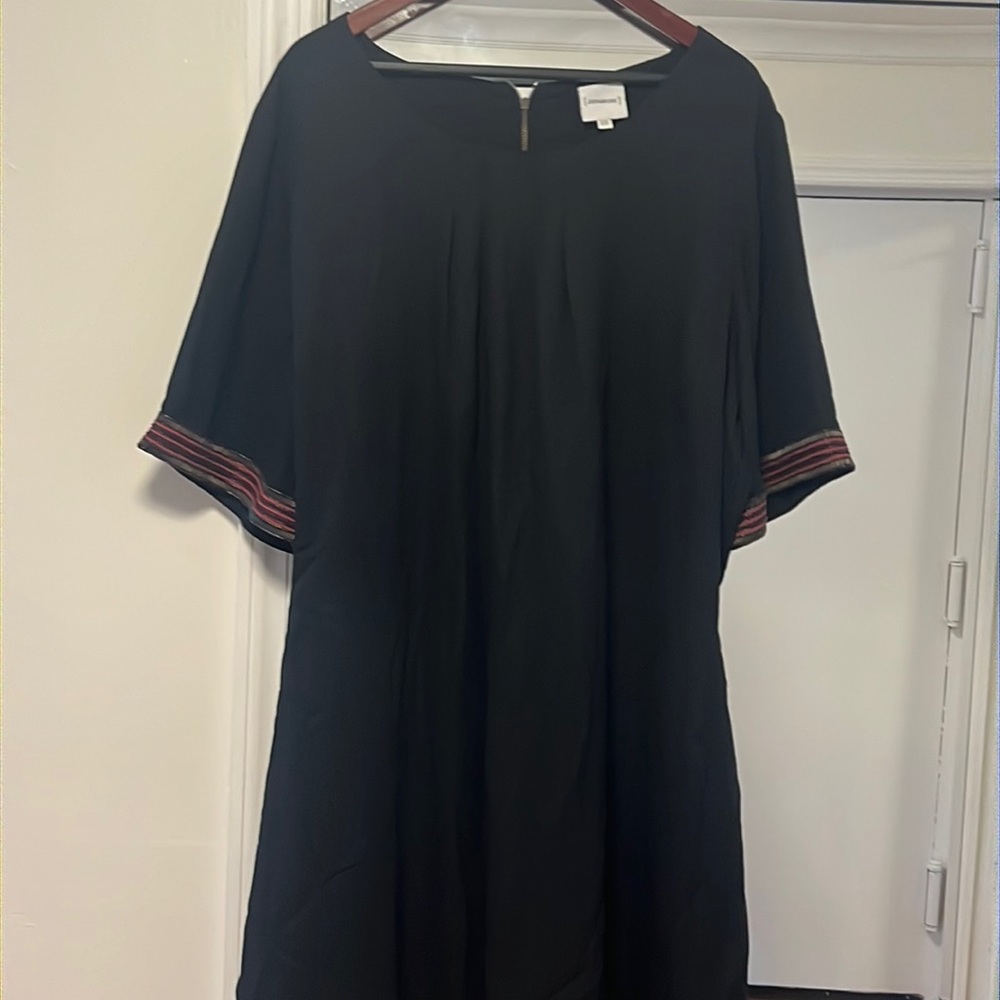Women’s short sleeved knee length lined dress